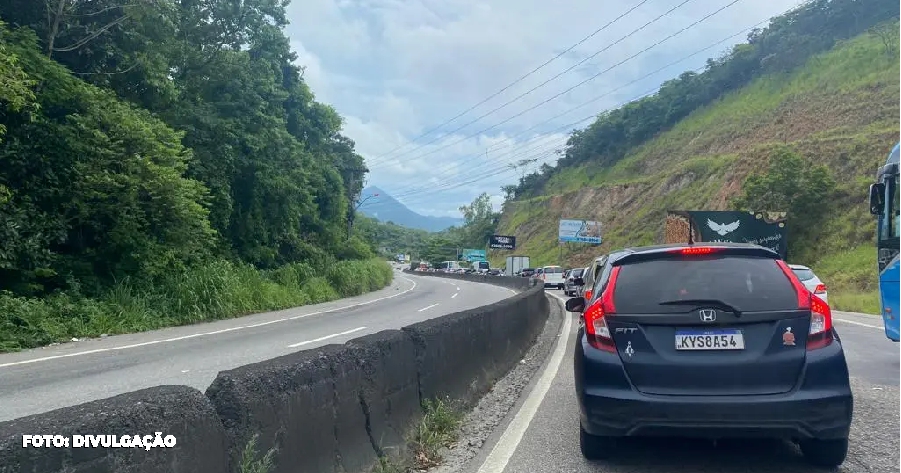 Ataque na Rodovia Amaral Peixoto em Maricá: Motorista escapa ilesa, mas alerta para a segurança na região