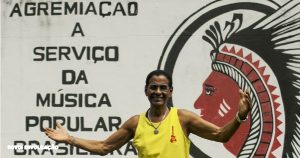 Desfiles Inaugurais do Carnaval 2024 na Sapucaí: Cordão do Bola Preta e Cacique de Ramos Abrirão as Festividades Os festejos do Carnaval de 2024 no Rio de Janeiro terão início de forma espetacular, com as apresentações dos tradicionais Cordão do Bola Preta e Cacique de Ramos. A decisão de colocar esses emblemáticos blocos como abertura das noites de desfile do Grupo Especial na Sapucaí foi anunciada por Jorge Perlingeiro, presidente da Liesa, em homenagem aos 40 anos da Liesa e ao Sambódromo. Às 20h30, nos dias 11 e 12 de fevereiro, respectivamente, Cacique de Ramos e Cordão do Bola Preta contagiarão o público, preparando o terreno para os desfiles oficiais que começam às 22h. Fundado em 1918, o Cordão do Bola Preta, mais antigo em atividade, é uma peça fundamental na tradição carnavalesca. Por sua vez, o Cacique de Ramos, nascido em 20 de janeiro de 1961, é reconhecido como um espaço icônico para artistas da música brasileira, destacando-se por suas fantasias temáticas indígenas e as cores preto, branco e vermelho que marcam presença ao longo da Avenida Chile, no Centro.