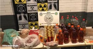 Cesta de Natal ilícita é interceptada na entrada de Presídio com itens inusitados