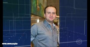 Empresário de Alexandre Pires é Preso por Ligação com Garimpo Ilegal na Terra Yanomami Matheus Possebon, empresário de Alexandre Pires, foi preso preventivamente pela Polícia Federal em Santos, no litoral de São Paulo, ao desembarcar do cruzeiro temático do artista. Ele é investigado, juntamente com outros empresários e garimpeiros, por movimentar R$ 250 milhões em transações com cassiterita, minério usado na produção de tintas, plásticos e fungicidas, extraído ilegalmente da Terra Indígena Yanomami. Alexandre Pires também foi conduzido à sede da PF em Santos para prestar esclarecimentos e foi liberado após ser ouvido. O cantor é suspeito de receber pelo menos R$ 1 milhão de uma mineradora envolvida no esquema de financiamento e logística do garimpo ilegal. O advogado de defesa de Alexandre Pires, Luiz Flávio Borges D'Urso, afirmou em nota pública que o artista nunca teve envolvimento com garimpo ou extração de minério, destacando sua longa e impecável carreira artística. A Opus Entretenimento, responsável pela gestão da carreira de Alexandre Pires, manifestou solidariedade ao artista e afirmou confiar em sua idoneidade. A ação da PF, denominada "Disco de Ouro", é um desdobramento de uma operação iniciada em janeiro de 2022, quando foram apreendidas 30 toneladas de cassiterita extraída da Terra Indígena Yanomami. O inquérito indica um esquema de "lavagem" de cassiterita, onde o minério seria declarado como originário de um garimpo regular no Pará, mas seria, na realidade, proveniente da própria Terra Indígena Yanomami. As investigações identificaram transações financeiras relacionando toda a cadeia produtiva do esquema, incluindo pilotos de aeronaves, postos de combustíveis, lojas de equipamentos para mineração e laranjas para encobrir movimentações fraudulentas. No total, foram cumpridos dois mandados de prisão e seis de busca e apreensão em diversas cidades do Brasil.