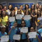 Conquista Educacional: Alunos da Rede Municipal Aprovados no IFRJ A determinação e a dedicação dos alunos do 9º ano da rede municipal de São Gonçalo se traduziram em sucesso. Onze estudantes conquistaram aprovação no processo seletivo do Instituto Federal do Rio de Janeiro (IFRJ), garantindo vagas nos cursos técnicos de Administração, Química e Informática. A Secretaria de Educação da Prefeitura de São Gonçalo prestou homenagem aos aprovados e seus professores em cerimônia realizada nesta quarta-feira (13). Esther Mascimiano, aluna do CIEP 051 Municipalizado Anita Garibaldi, no Jardim Catarina, compartilhou sua jornada: "Eu não esperava passar, mas o resultado foi maravilhoso. Estou muito feliz. Agradeço a isenção da taxa e o apoio dos professores. Na noite da prova, a ansiedade era grande, mas o esforço valeu a pena." O secretário de Educação, Maurício Nascimento, não apenas parabenizou os alunos, mas também enalteceu o trabalho dos professores, destacando o papel fundamental da educação municipal em proporcionar uma base sólida para que os estudantes alcancem seus objetivos profissionais. "Esse é o primeiro grande passo na vida profissional desses alunos, que tanto batalharam e mereceram este lugar. A Educação de São Gonçalo tem um orgulho muito grande de poder fornecer a base para que todos os alunos atinjam seus objetivos e, nada seria possível sem o trabalho brilhante dos professores, que não medem esforços para ensinar. Estamos muito felizes e emocionados com a conquista dos estudantes", afirmou o secretário.