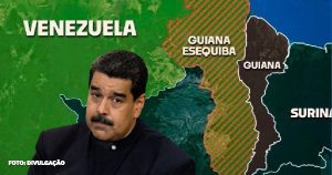 Helicóptero Militar Desaparece Próximo à Fronteira com Venezuela Nesta quarta-feira, um helicóptero militar guianês, com sete pessoas a bordo, desapareceu na região de Essequibo, próxima à fronteira com a Venezuela. O sumiço levanta questões sobre a instabilidade climática na área, descartando indícios de envolvimento venezuelano, segundo autoridades. A bordo da aeronave estavam cinco oficiais superiores e dois tripulantes, em uma missão de inspeção das tropas que resguardavam uma região disputada pelos dois países. A Venezuela aprovou um plebiscito no domingo, com cerca de metade da população apoiando a anexação do local por Nicolás Maduro. Até o momento, não há relatos de confrontos militares entre Guiana e Venezuela. O helicóptero Bell 412 EPI perdeu contato após decolar de Olive Creek, no oeste da Guiana, após uma parada para reabastecimento. O Brigadeiro-Chefe do Exército, General Omar Khan, mencionou que não há evidências de impacto no ar e que os EUA ajudarão nas buscas quando retomadas.