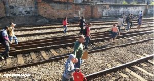 Incidente em trem da SuperVia: Passageiros caminham pelos trilhos devido a problema de energia