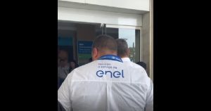 Ironia ou Coincidência? Loja da Enel em Niterói Fica às Escuras por um Dia Na última terça-feira (26), uma peculiaridade ocorreu na loja de atendimento da Enel em Niterói, na Região Metropolitana do Rio. A unidade da concessionária, encarregada do fornecimento de energia, ficou sem luz, conforme relatado pelo vereador Fabiano Gonçalves (Cidadania), integrante da CPI da Enel na Câmara local. O vereador visitou o estabelecimento em busca de explicações para os recentes problemas de energia enfrentados pelo município. Ao chegar à loja, Gonçalves deparou-se com uma situação peculiar: a própria unidade da Enel estava no escuro. A descoberta ocorreu durante uma visita motivada por denúncias de falta de luz que impactaram os niteroienses durante o Natal. O vereador expressou sua indignação nas redes sociais, questionando a confiabilidade da Enel ao constatar que a empresa não conseguia manter a energia em suas próprias instalações. "Diante das inúmeras denúncias sobre a falta de luz que atingiu muitos niteroienses neste Natal, dirigi-me à loja da Enel em busca de respostas e suporte para a população. A surpresa foi quando descobri que a própria Enel estava sem energia elétrica em sua loja, limitando-se a canais digitais para atender as demandas, enquanto muitos estavam às escuras. Como podemos confiar em uma concessionária que nem mesmo possui energia própria para prestar assistência?", indagou o vereador na legenda do vídeo. Contatada, a Enel não se pronunciou sobre o problema até a postagem desta reportagem.