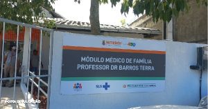 Nova Unidade do Programa Médico de Família no Badu é Entregue pela Prefeitura de Niterói Na busca contínua por melhorias na saúde pública local, a Prefeitura de Niterói concretiza, nesta quinta-feira (21), às 11h, a entrega do novo módulo do Programa Médico de Família do Badu (PMF Dr. Barros Terra), localizado na Estrada Alcebíades Pinto. Sob a gestão da Fundação Estatal de Saúde de Niterói (FeSaúde), esse investimento de R$ 660.209,63 representa um avanço significativo na oferta de serviços de saúde à população, abrangendo uma área de reforma de 310 metros quadrados internos e 350 metros quadrados externos. Anamaria Schneider, secretária municipal de Saúde, enfatiza a importância da entrega para a comunidade e destaca o compromisso de proporcionar um atendimento de saúde público, qualificado e acessível. "Entregamos mais uma obra de reforma e ampliação que faz parte do Projeto Niterói 450 anos. Estamos reestruturando a rede, o que inclui a recuperação de unidades de saúde, modernização e digitalização de todos os nossos procedimentos. As intervenções realizadas vão permitir que possamos atender melhor a população, com mais conforto e segurança para os pacientes e profissionais", assegura Anamaria Schneider. A nova estrutura contempla a ampliação das equipes, com a inclusão de um grupo de saúde bucal e outro de saúde da família, totalizando quatro equipes de saúde da família e duas de saúde bucal. Entre as melhorias internas, destacam-se sala de vacina, observação clínica, procedimentos e curativos, além de um espaço dedicado à saúde bucal infantil. A acessibilidade foi cuidadosamente considerada, incluindo rampa de acesso, corrimãos e adaptações para pessoas com deficiência ou mobilidade reduzida. O projeto abrange, ainda, melhorias externas, como renovação do paisagismo, piso e ampliação da área para atividades ao ar livre. Internamente, a unidade foi reorganizada para otimizar o fluxo de funcionários e usuários, com a substituição de revestimentos, esquadrias, forro e a instalação de novo mobiliário e equipamentos. A informatização da unidade e a implementação de placas informativas com QR code para acesso à Carta de Serviços do PMF facilitam o acesso dos usuários às informações dos serviços disponíveis. A entrega do novo módulo do PMF Dr. Barros Terra reflete o compromisso da Prefeitura de Niterói, da SMS e da FeSaúde com a promoção da Atenção Primária à Saúde do SUS na região, visando aprimorar a saúde pública e a qualidade de vida dos cidadãos niteroienses.