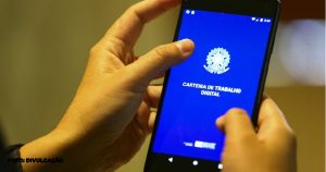 Prefeitura do Rio Anuncia 1.120 Vagas de Emprego para Encerrar 2023 A Prefeitura do Rio encerra o ano de 2023 com uma boa notícia para a população carioca: a abertura de 1.120 novas vagas de emprego. Divulgadas pela Secretaria Municipal de Trabalho e Renda (SMTE) nesta segunda-feira (25/12), as oportunidades contemplam diversos perfis profissionais e são distribuídas entre 505 postos para trabalhadores em geral e 615 destinadas a pessoas com deficiência. Destacando-se entre as vagas, há 180 oportunidades para profissionais que atuam em bares e restaurantes na Grande Barra, com exigência apenas do Fundamental Incompleto. Com a cidade recebendo turistas para as festas de fim de ano e o verão, a demanda por profissionais nesse setor tem aumentado significativamente. A SMTE também oferece oportunidades de estágio em áreas como Gastronomia, Administração, Arquitetura, Urbanismo, Pedagogia, Eletrotécnica, Engenharia Mecânica, Direito, Marketing, Publicidade, Propaganda, Engenharia Civil, Engenharia Elétrica e Informática para universitários de diferentes períodos. Os interessados podem se inscrever online, facilitando o processo. Além disso, a Secretaria conta com mais de 400 mil currículos com variados perfis profissionais, oferecendo um banco de talentos diversificado para as empresas interessadas. O cadastro é gratuito, e as oportunidades se estendem por diversas regiões da cidade, contribuindo para fortalecer o mercado de trabalho local.