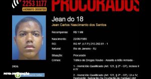 Rio - A Polícia Civil identificou e pediu a prisão do traficante Jean Carlos Nascimento dos Santos, o Jean do 18, apontado como o responsável por exigir um pagamento de R$ 500 mil para liberar a construção do Parque Piedade, na Zona Norte do Rio. O caso veio à tona após o prefeito Eduardo Paes denunciar que uma organização criminosa está ameaçando e tentando extorquir funcionários da empreiteira responsável pela obra. Jean é considerado o líder do tráfico que atua no Morro do Dezoito, próximo ao parque. A Polícia Militar realiza uma operação na comunidade para localizar os criminosos envolvidos na extorsão. Segundo a polícia, a Delegacia de Repressão às Ações Criminosas Organizadas e Inquéritos Especiais (Draco) instaurou um inquérito assim que soube do ocorrido e realizou diligências para identificar os envolvidos. A corporação informou que a partir da identificação do autor, foi feito o pedido de prisão. O inquérito foi concluído e relatado ao Ministério Público. Ao repercutir a denúncia feita na terça-feira (9) em uma rede social, Paes foi taxativo quanto aos bandidos: "não pode ter nenhum 'grupelho' de vagabundo, de delinquente, achando que vai impor a sua força, suas regras, em qualquer territorialidade". A declaração foi dada na manhã desta quarta-feira (10), durante a posse de novos conselheiros tutelares na Cidade das Artes, na Barra da Tijuca. Publicidade Paes ainda afirmou que vai explicitar sempre que o crime organizado fizer esse tipo de ameaça. Por fim, defendeu que não se criminalize a vítima, ao citar as empresas que sofrem pedidos de extorsão e políticos de áreas dominadas por bandidos. "Acho que o papel do cidadão, e eu sou representante do cidadão carioca, é não aceitar esse tipo de coisa na cidade. É óbvio que o prefeito tem uma posição de mais tranquilidade para fazer certas denúncias. Para todo cidadão, fica muitas vezes temeroso fazer essas denúncias. Então, nós vamos começar a explicitar sempre quando esse tipo de coisa acontecer. Território da cidade é do cidadão de bem e a única força que existe é a força do estado", complementou. As obras do Parque Piedade começaram em setembro de 2023, depois que a Universidade Gama Filho foi demolida. No espaço onde funcionava a instituição, de aproximadamente 18 mil metros quadrados e que está abandonado desde 2014, será construída uma área pública nos moldes do Parque Madureira. A previsão é de que o espaço esteja pronto até outubro de 2024. O valor total da construção é de R$ 65 milhões. O projeto é realizado pelo Consócio Parque Piedade HFB, composto pelas empresas Biovert Florestal e Agrícola, Fábio Bruno Construções e Hydra Engenharia e Saneamento. Publicidade Quem é Jean do 18? Jean Carlos Nascimento dos Santos fugiu do Complexo Penitenciário de Gericinó, em Bangu, na Zona Oeste do Rio, há um ano. O criminoso é considerado um detento de altíssima periculosidade. INDICADAS PARA VOCÊ Preso homem que cometeu homicídio em briga de trânsito Cirurgião é preso por morte de empresária após lipoaspiração em clínica na Barra Homem apontado como autor de roubo à residência do diretor Wolf Maia é preso na Zona Norte Ele estava preso desde 2017, quando foi detido por policiais do 3º BPM (Méier) durante uma operação no Morro do Dezoito, onde atua como chefe do tráfico. Jean foi indiciado pelo homicídio de Roberto Viegas Rodrigues, que era seu advogado, e por ocultação de cadáver. Na época, ele já acumulava mais de 20 mandados de prisão. Publicidade Jean e outros dois comparsas estavam presos na Penitenciária Lemos Brito, também conhecida como Bangu VI, que abriga detentos da facção criminosa Amigos dos Amigos (ADA) e conseguiram fugir com a ajuda de uma corda feita com lençóis (Teresa) jogada ao lado da base do Serviço de Operações Especiais, nos fundos do complexo de presídios. Operação da PM A Polícia Militar realiza uma operação no Morro do 18, Caixa D'Água, Morro do Urubu, Saçu e Fubá, na Zona Norte do Rio. De acordo com a corporação, o objetivo é prender os criminosos envolvidos em extorsões à empresas que realizam obras naquela região. Até o momento não há saldo de prisões nem de apreensões. Ainda na Zona Norte, agentes do 41º BPM (Irajá) atuam no Complexo da Pedreira. Um fuzil e máquinas caça-níqueis foram apreendidas durante a ação. Os morros do São João, da Matriz e do Quieto, nos bairros do Engenho Novo, Sampaio e Vila Isabel, respectivamente, também são alvos da PM. Grande quantidade de drogas, um rádio transmissor e dois carregadores foram apreendidos. Na ação, o gerente do tráfico de drogas do Morro São João acabou preso. Em São Gonçalo, na Região Metropolitana, policiais do 7º BPM realizam uma operação na comunidade do Brejal, no bairro Guaxindiba. Até o momento, não há informações sobre prisões ou apreensões