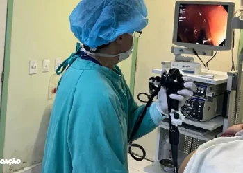 A Prefeitura de Maricá, por meio da Secretaria de Saúde, registra avanços significativos na oferta de exames de endoscopia e colonoscopia à população. Desde agosto de 2023, com a introdução desses procedimentos no Hospital Dr. Ernesto Che Guevara, a média mensal de endoscopias cresceu mais de 296%, passando de 80 para 317. As colonoscopias também tiveram um aumento expressivo, elevando-se de 36 para cerca de 137, representando um acréscimo de aproximadamente 280%. Atualmente, os exames são disponibilizados nos hospitais municipais Dr. Ernesto Che Guevara, em São José do Imbassaí, e Conde Modesto Leal, no Centro. Agendados pela Central de Regulação do município após encaminhamento médico, os exames seguem critérios de classificação de risco do SUS, priorizando casos mais graves e urgentes. No ano de 2023, foram agendadas 2.151 endoscopias, sendo 1.669 no segundo semestre, um aumento de 246% comparado aos primeiros seis meses. As colonoscopias marcadas totalizaram 944 durante o ano, com 728 entre julho e dezembro, representando um acréscimo de 237%. Com a ampliação na oferta, houve uma redução significativa nas filas de espera, com 76% a menos para endoscopias e 46% para colonoscopias. A superintendente do Complexo Regulador do município, Luana Rodrigues, destaca o sucesso da estratégia de intensificação dos exames. "Após análise das filas de espera, ampliamos a oferta de exames, saindo de 36 para uma média de 137 colonoscopias e de 80 para cerca de 317 endoscopias. Reduzimos a espera dos munícipes, atendendo às demandas da população, o que é fundamental para o cuidado qualificado", ressalta.