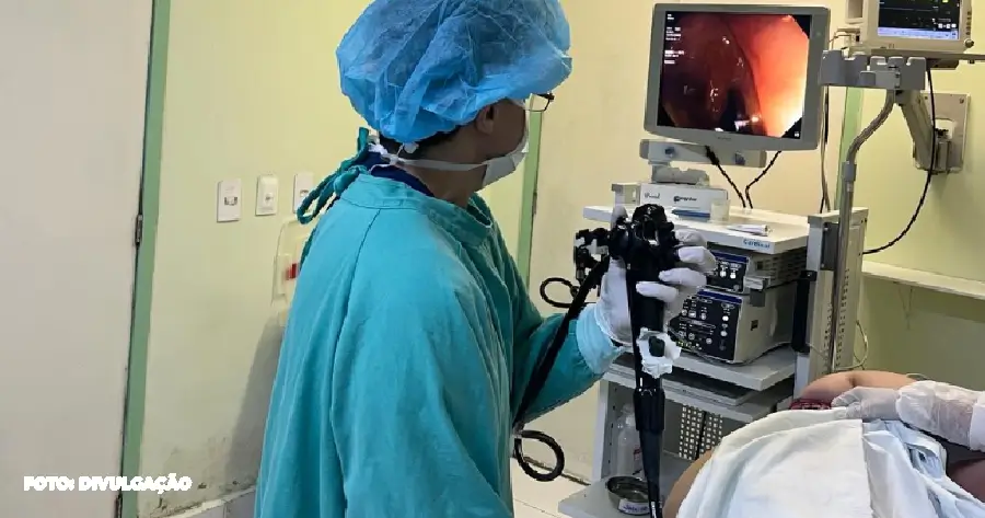 A Prefeitura de Maricá, por meio da Secretaria de Saúde, registra avanços significativos na oferta de exames de endoscopia e colonoscopia à população. Desde agosto de 2023, com a introdução desses procedimentos no Hospital Dr. Ernesto Che Guevara, a média mensal de endoscopias cresceu mais de 296%, passando de 80 para 317. As colonoscopias também tiveram um aumento expressivo, elevando-se de 36 para cerca de 137, representando um acréscimo de aproximadamente 280%. Atualmente, os exames são disponibilizados nos hospitais municipais Dr. Ernesto Che Guevara, em São José do Imbassaí, e Conde Modesto Leal, no Centro. Agendados pela Central de Regulação do município após encaminhamento médico, os exames seguem critérios de classificação de risco do SUS, priorizando casos mais graves e urgentes. No ano de 2023, foram agendadas 2.151 endoscopias, sendo 1.669 no segundo semestre, um aumento de 246% comparado aos primeiros seis meses. As colonoscopias marcadas totalizaram 944 durante o ano, com 728 entre julho e dezembro, representando um acréscimo de 237%. Com a ampliação na oferta, houve uma redução significativa nas filas de espera, com 76% a menos para endoscopias e 46% para colonoscopias. A superintendente do Complexo Regulador do município, Luana Rodrigues, destaca o sucesso da estratégia de intensificação dos exames. "Após análise das filas de espera, ampliamos a oferta de exames, saindo de 36 para uma média de 137 colonoscopias e de 80 para cerca de 317 endoscopias. Reduzimos a espera dos munícipes, atendendo às demandas da população, o que é fundamental para o cuidado qualificado", ressalta.