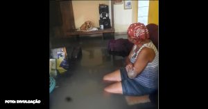 Chuvas trágicas no Rio de Janeiro: lamentos e desespero nas zonas Norte e Baixada Fluminense A cidade do Rio de Janeiro enfrenta uma tragédia causada pelas intensas chuvas que atingiram bairros da Zona Norte e municípios da Baixada Fluminense. Norma de Morais, de 70 anos, vivenciou momentos desesperadores ao ver sua casa e pertences submersos no Jardim América. Mesmo com o alerta da filha Simone, a idosa optou por ficar no sofá encharcado, resultando em cenas comoventes. Simone, filha de Norma, relata a angústia de ver a mãe resistindo à saída do imóvel. A água subiu repentinamente, e a família teve que se refugiar na janela, testemunhando até mesmo o cachorro da idosa nadando em busca de abrigo. A situação levou Simone às lágrimas. A Defesa Civil e equipes municipais estão em ação para lidar com as consequências das chuvas, que já causaram pelo menos 12 mortes e diversos danos materiais. A população é orientada a seguir alertas e buscar locais seguros.