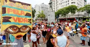 Niterói Roteiro do Carnaval nas Ruas: Dia 27/1 – Banda dos Amigos do Largo do Barradas – Rua Benjamim Constant, em frente ao Tio Sam no Barreto – Das 12h às 15h. Dia 31/1 – Baile do Cordão da Bola Branca – Praia Clube São Francisco – Das 15h às 19h, com realização de concurso de fantasias e entrada gratuita. Os foliões poderão trocar 1kg de alimento não perecível ou 1 pacote de fralda geriátrica pela camiseta de desfile do bloco. Dia 2/2 – Bloco da Associação dos Funcionários da Clin (Companhia de Limpeza de Niterói) – Rua Dr. Manoel Lazari – Das 14h às 21h. Dia 3/2 – BLOCO CORDÃO DO BOLA BRANCA ABRE OFICIALMENTE O CARNAVAL DE NITERÓI – Na Pça Getúlio Vargas, Icaraí – Das 9h às 13h; – Banda Combinado 5 de Julho – Clube 5 de Julho, em frente à Praça Enéas de Castro – Das 12h às 15h. – Associação Fluminense de Amparo ao Deficiente Físico – Pça Vitorino – Ponta D’Areia – Das 9h às 14h; – Clube da Torre – Rua Leopoldo Muylaert – Largo da Batalha – Das 17h às 21h. – Bloquete Bloco de Rua – Rua Miguelote Viana – Das 9h às 17h. – Praia Clube São Francisco – Clube de mesmo nome, em São Francisco – Das 17h às 19h. – Grêmio Recreativo Mancando de Ré – Pça Raul de Oliveira Rodrigues – Das 16h às 20h. Dia 4/2 – Violudico Entretenimento – Pça Getúlio Vargas – Icaraí – Das 10h às 12h. -Sociedade Carnavalesca Piratininga – Em frente ao Quiosque Maria da Toca – Piratininga – Das 13h às 22h. – Bloco Carnavalesco Data Venia Doutor – Rua Soares Miranda – Das 18h às 22h. – Bloco Carnavalesco Sapo Loko – Rua Américo Oberlander – Santa Rosa – Das 17h às 21h. – Bloco Vem Quem Não É Mandado – Rua Santa Ignácia – Atalaia – Das 16h às 21h. – Clube Central – Praia de Icaraí – Das 10h às 14h. – Bloco Carnavalesco Chega Por Cima Que Eu Chego No Baixo – Av. Alm. Tamandaré – Piratininga – Das 13h às 20h. – BANDA DO INGÁ – Av. Amaral Peixoto – Das 10h às 21h. Dia 6/2 – Bloco Loucos Pela Vida – Pças Arariboia e da Cantareira – Das 13h30 às 17h. – Bloco da Associação de Moradores da Rua D e Adjacências – Rua Vereador Vicente Sobrinho, dos números 680 a 895- Engenhoca – Das 19h até meia noite. Dia 7/2 – Saias na Folia – Rua Cadete Xavier – Pça do Tower 2.000 – Centro – Das 18h às 22h. Dia 8/2 – Bloco Carnavalesco Só Phode Quinta – Ruas Lopes Trovão e Geraldo Martins – Santa Rosa – Das 19h até meia noite. Dia 9/2 – Bloco Folia dos Bois – Rua Presidente Craveiro Lopes 382 – Barreto- Das 18h até meia noite. Dia 10/2 – Bloco Fluminense de Amparo ao Deficiente Físico – Rua Duarte Galvão 17 – Barreto – Das 9h às 14h. – Bloco Sem Nome – Rua Sílvia Thomé 800 – Lgo da Batalha – A partir das 14h. – Bloco Se Der Certo Continua – Av. Ewerton Xavier (Antiga Av. Central) – Das 19h até meia-noite. – Bloco Carnavalesco Unidos do Azulão – Est. Velha de Maricá – Rio do Ouro – Das 18h às 21h. – Grêmio Recreativo Escola de Samba Bugres do Cubango – Pça do Bumba – Cubango – Das 16h às 19h. Dia 11/2 – Bloco Vermelho e Branco – Av. Carlos Ermelindo Marins – Das 16h às 19h. – Bloco Carnavalesco Bode Zé – Estrada Pastor Erasmo Braga 61 – Das 10h às 13h. – Bloco Carnavalesco Flecha de Itaipu – Av. Central – Maravista – Das 20h às 22h. Dia 12/2 – Bloco das Piranhas – Av. Carlos Ermelindo Marins – Jurujuba – Das 16h às 19h. – Bloco Xurupita – Rua Pe. Pedro Martinotti- Largo da Batalha – A partir das 19h. Dia 13/2 – Banda Arrasta Tudo do Barreto – Rua Guimarães Júnior (Clube Humaitá) – Das 10h às 13h. – Banda Benefício – Rua Jornalista Silvia Thomé – Das 13h às 19h. – Banda Carnavalesca Pra Comer Tem Que Chupar – Rua do Samba – Largo da Batalha – Das 17h às 23h. – Banda Amigos da Ciclovia de Piratininga – Av. Dr. Acúrcio Torres – Piratininga – Das 18h às 21h. Dia 17/2 – Bloco Carnavalesco 5% – Rua Viçoso Jardim 120- Das 18h às 22h. Dia 18/2 – Bloco Se Parar Nós Empurra – Rua Dr. Antonio M. Júnior 25 – Engenhoca – Das 15h às 19h. – CARNAMAR – Iate Clube Jurujuba – Das 10h às 15h. Carnavais de bairros: Dias 2, 3 e 4 de fevereiro – Pça Dom Orione – Das 10h às 22h. Dias 9, 10, 11, 12 e 13 de fevereiro – Calçadão do Preventório – Das 18h às 2h. Dias 10,11, 12 e 13 de fevereiro -Rio do Ouro – Pça Várzea das Moças – Das 18h até meia-noite. -Fazendinha – Pça da Rua das Flores/Badú/Sapê – Das 18h até meia noite. – Avenida Central – Itaipu – Das 18h às 2h. – Tibau – Av. dos Pescadores – Jardim Imbuí – Das 17h às 2h. – Engenho do Mato (falta local) – Das 19h às 3h. -Barreto – Rua Gen. Castrioto 100 – Das 19h até 1h. – Largo do Barradas – Em frente ao Tio Sam – Das 19h até 1h. – Ponta D’Areia – Pça Dr. José Vitorino – – Engenhoca – (Falta local) – Das 19h às 2h. – Viçoso Jardim (falta local) – Das 18h até meia-noite. – Jurujuba – (falta local) – Das 16h até meia-noite. – Horto do Fonseca – Fonseca – Das 14h às 19h. – Badu (Falta local) – Das 16h às 2h. – Cafubá (Falta local) – Das 20h às 3h. – Largo da Batalha (Falta local) – Das 19h até meia-noite. – Rua Nóbrega – Santa Rosa – Das 14h às 22h. – Santa Bárbara (Falta local) – Das 16h às 3h. – Pça Getúlio Vargas – Icaraí – Das 16h às 23h. – Centro Promelhoramentos do Viradouro – Viradouro – Das 16h às 23h. Dias 10, 11, 12, 13 e 14 de fevereiro – Polo Gastronômico e Cultural do Jardim Icaraí – Rua Dr. Leandro Motta – Jardim Icaraí – Das 12h às 21h. Dias 10, 11, 12 e 13 de Fevereiro – Caramujo – Rua Pastor José Gomes – Das 18h até meia-noite. – Estrada do Sapê – Das 19h às 2h; – Cavalão – Estrada do Cavalão – Das 18h às 23h50. Dias 11, 12 e 13 de fevereiro – Associação Cultural, Artística e Esportiva da Zona Norte – Pça Guadalajara – Das 17h às 21h.