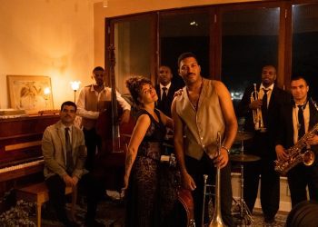 Conexão Rio-Paris: Josiel Konrad e Tamy resgatam o jazz dos anos 60 no clipe de ‘Parle que Sim’