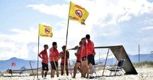 Maricá: em meio ao verão, guarda-vidas manifestam insatisfação com atraso no pagamento do adicional de serviço