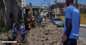 Operação Chuvas de Verão – Limpa SG Reforça Limpeza da Rede de Águas Pluviais em São Gonçalo Após a intensa chuva que atingiu São Gonçalo nos últimos dias, a Prefeitura mobiliza equipes para reparos e limpeza nas áreas mais impactadas. A Defesa Civil informa que o município está em estágio de observação, enquanto o 4º e 5º Departamento de Conservação e Obras atuam na limpeza e desobstrução dos bueiros em Neves, Vila Lage, Engenho Pequeno e Morro do Castro. O objetivo é garantir a eficiência das redes pluviais e o escoamento rápido da água. Desde a noite do último domingo, os trabalhos de limpeza foram intensificados em Venda da Cruz e Sete Pontes, áreas com alto índice pluviométrico. Equipamentos como retroescavadeiras são utilizados para remover o volume significativo de lama das ruas. A Operação Chuvas de Verão – Limpa SG, realizada durante todo o ano pelo Departamento de Conservação e Obras, em parceria com a Secretaria de Desenvolvimento Urbano, foca na prevenção dos impactos das chuvas no município. O Programa Limpa Rio, em colaboração com o Governo do Estado e o Inea, intensifica o trabalho de dragagem e limpeza no Rio Alcântara para minimizar os efeitos das chuvas no bairro.
