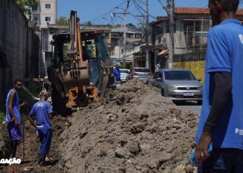 Operação Chuvas de Verão – Limpa SG Reforça Limpeza da Rede de Águas Pluviais em São Gonçalo Após a intensa chuva que atingiu São Gonçalo nos últimos dias, a Prefeitura mobiliza equipes para reparos e limpeza nas áreas mais impactadas. A Defesa Civil informa que o município está em estágio de observação, enquanto o 4º e 5º Departamento de Conservação e Obras atuam na limpeza e desobstrução dos bueiros em Neves, Vila Lage, Engenho Pequeno e Morro do Castro. O objetivo é garantir a eficiência das redes pluviais e o escoamento rápido da água. Desde a noite do último domingo, os trabalhos de limpeza foram intensificados em Venda da Cruz e Sete Pontes, áreas com alto índice pluviométrico. Equipamentos como retroescavadeiras são utilizados para remover o volume significativo de lama das ruas. A Operação Chuvas de Verão – Limpa SG, realizada durante todo o ano pelo Departamento de Conservação e Obras, em parceria com a Secretaria de Desenvolvimento Urbano, foca na prevenção dos impactos das chuvas no município. O Programa Limpa Rio, em colaboração com o Governo do Estado e o Inea, intensifica o trabalho de dragagem e limpeza no Rio Alcântara para minimizar os efeitos das chuvas no bairro.