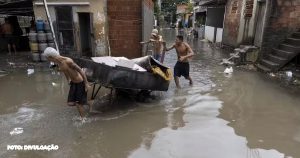 Mais de 100 pessoas resgatadas e 51 veículos removidos após chuvas no Rio Após as intensas chuvas no Rio de Janeiro neste fim de semana, a Secretaria de Ordem Pública (Seop) e a Guarda Municipal (GM-Rio) realizaram uma operação de resgate, removendo 51 veículos na Avenida Brasil, altura de Irajá, Zona Norte. No total, 113 pessoas foram resgatadas, e proprietários acompanharam a remoção dos veículos. Lamentavelmente, 12 pessoas perderam a vida, e uma está desaparecida devido às enchentes. A ação, que contou com 590 agentes, utilizou botes e caçambas das viaturas para garantir a segurança no deslocamento das pessoas de suas residências. O secretário de Ordem Pública, Brenno Carnevale, destacou que equipes exclusivas estão atuando no auxílio aos impactos da chuva, realizando resgates, remoção de veículos e distribuição de doações para os desabrigados