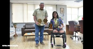 Prefeito Axel Grael celebra conquistas da paratleta niteroiense Carol Basílio