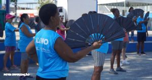 1) so escreve maiusculo ou caixa alta em substantivo proprio e começo de título ou frase, os titulos de cada texto: só se escreva letra em caixa alta (maiúsculo) em palavras inicio de frase, começo de título e substantivos próprios como nome de pessoas e lugares e instituições, o resto escreva em minusculo(caixa baixa) . 2)ATENÇÃO NA HORA DE FAZER OS TITULOS: aqui no brasil não fazemos titulos com todas as palavras escritas em maiuscula ou caixa alta, nao se escreve tudo maiusculos nos titulos não, 3) preciso que você re escreva 3 vezes diferentes do mesmo origina sem plágio. 4)quero todos os 3 completo nada de resumo: informativo detalhado, outro texto: jornalistico detalhado e o terceiro popular com opinião, coloque: informativo, jornalistico e popular acima dos textos. 5) cada texto crie 2 paragrafo de 25 palavras no minimo para cada texto, cada texto com o minimo de 500 palavras. 6) não escreva: PARÁGRAFO ADICIONAL: 7) não escreva : Parágrafo 2 e Parágrafo 1 8) a cada novo texto a ser re escriro, colocarei novo texto: 9) aplicar os 9 comando em todos os texto que você escrever. novo texto: São Gonçalo oferece aulas gratuitas de tai chi chuan Modalidade integra o projeto “Qualidade de Vida e Longevidade” Uma arte marcial milenar chinesa que proporciona inúmeros benefícios para a saúde e melhora a qualidade de vida daqueles que a praticam. O tai chi chuan é a nova modalidade oferecida pelo projeto “Qualidade de Vida e Longevidade”, desenvolvido pela Secretaria de Esporte e Lazer da Prefeitura de São Gonçalo. Professora há mais de 20 anos, Maria Ferreira destacou os benefícios da modalidade, que promove uma sensação de tranquilidade e bem-estar, além de melhorar a flexibilidade e o equilíbrio. “Durante as aulas, trabalhamos a parte terapêutica do tai chi chuan, que promove a saúde e o bem-estar. São movimentos que trabalham a parte física e mental do praticante. É uma aula que traz melhor equilíbrio, movimentos de defesa pessoal e que trabalham a parte motora, além do controle do estresse”, disse a professora. A aposentada Iracema Pereira, de 63 anos, moradora da Trindade, nunca tinha ouvido falar da prática chinesa. Ao passar pela Praça da Trindade, um dos locais onde a atividade é oferecida, ficou interessada e logo fez a inscrição. “Minha vida melhorou absurdamente desde quando comecei a praticar atividade física nos projetos da Prefeitura. Hoje em dia faço ginástica e tai chi chuan e não consigo mais ficar sem as atividades. Por muitos anos tomei remédio, fiz fisioterapia e nada melhorava minhas dores na coluna. Hoje em dia, consigo viver sem dores e sem remédios”, comentou Iracema. A dona de casa Zeli de Souza, de 58 anos, afirma que o tai chi chuan mudou sua vida. “Fui diagnosticada com diabetes e hipertensão e desde que comecei a praticar tai chi chuan minha vida mudou. Reparei também que as crises de ansiedade diminuíram bastante. O dia que não faço a aula o corpo sente falta”, disse Zeli. O projeto foi criado com o objetivo de promover saúde física e mental através do exercício físico e tem como público-alvo pessoas maiores de 18 anos, sem limite de idade. O tai chi chuan é oferecido pelo projeto “Qualidade de Vida e Longevidade” em dois locais: . Praça Leonor Corrêa (Praça da Trindade) – Av. São Paulo, s/n, Trindade – Segundas, quartas e sextas, de 7h às 9h . Praça Ex-Combatente – Rua Francisco Portela, s/n, Patronato – Terças e quintas, de 7h às 9h Para participar da atividade, basta ir até um dos locais onde ela é oferecida e solicitar os documentos para inscrição,