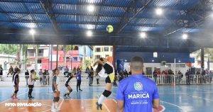 Seletivas do Projeto Maricá Esporte Competições 2024 Abertas A Secretaria de Esporte e Lazer da Prefeitura de Maricá anuncia a abertura das seletivas do projeto Maricá Esporte Competições 2024. O período de inscrições e avaliações ocorre de 23/01 a 08/02, contemplando as modalidades de futebol, ginástica rítmica e karatê. O principal objetivo é identificar potenciais talentos originários dos projetos socioesportivos. Para participar da seletiva, é necessário apresentar cópias dos documentos de identidade, CPF, comprovante de residência, foto 3×4 e atestado médico. Menores de idade devem estar acompanhados do responsável legal, que deve levar documentos de identidade e CPF. A participação no processo seletivo é gratuita.