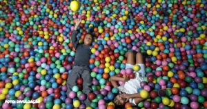 Neste domingo (28), duas crianças foram levadas ao Hospital Estadual Alberto Torres (Heat), em São Gonçalo, após sofrerem quedas distintas na Região Metropolitana do Rio. Uma menina de 13 anos deu entrada no hospital após sofrer traumatismo craniano ao cair em uma piscina de bolinhas em um shopping de Niterói. A criança foi prontamente atendida na emergência pediátrica, passou por exames de imagens que não constataram fraturas. Ela foi estabilizada, medicada e recebeu alta, demonstrando a importância da rápida intervenção em casos de trauma craniano. Em outro caso na mesma cidade, um menino de 4 anos chegou ao Heat após cair de uma altura de três metros do telhado de uma casa no bairro Galo Branco. Levado pela madrinha, a criança foi diretamente para o setor de emergência, onde os médicos, após atendimento, não constataram lesões graves. O menino foi liberado, ressaltando a necessidade de vigilância constante em ambientes que apresentam riscos à segurança das crianças. Esses incidentes reforçam a importância da supervisão adequada e medidas preventivas para garantir a segurança das crianças em locais públicos e residenciais, contribuindo para evitar acidentes e garantir um ambiente seguro para o desenvolvimento saudável.