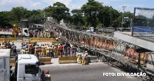 Um grave acidente paralisou a Avenida Brasil, no trecho de Cordovil