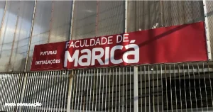 Faculdade de Medicina em Maricá - Oportunidade para Estudantes Locais A cidade de Maricá celebra a conquista da Faculdade de Medicina, proporcionando aos aspirantes a estudantes de Medicina a chance de realizar seus sonhos sem a necessidade de se deslocar para outras cidades. A Faculdade de Maricá (Facmar) iniciou o período de inscrições no dia 31 de janeiro, estendendo-se até o próximo dia 14. O prefeito Fabiano Horta anunciou a notícia por meio de suas redes sociais, juntamente com a secretária de Ciência, Tecnologia e Formação, Adriana Costa. Este ano, serão disponibilizadas 120 vagas, e o prefeito enfatizou que essa conquista é resultado do programa Passaporte Universitário, estabelecido em 2019 como um investimento na qualificação e formação acadêmico-profissional. "A gente tinha o objetivo do Passaporte Universitário, de atrair instituições universitárias para a cidade. Para Maricá ser uma grande cidade universitária. Hoje a secretária Adriana me trouxe a notícia. Nós vamos ter curso de medicina. Alunos estudando em Maricá. Isso é um ganho. Um marco construído pelo Passaporte Universitário", comemorou Horta. Adriana ressaltou: "O Passaporte Universitário está dando a resposta ao nosso desejo de trazer universidade para Maricá." A Facmar, ao oferecer o curso de Medicina, contribui significativamente para a expansão do ensino superior na região, proporcionando oportunidades educacionais locais e fortalecendo o desenvolvimento acadêmico da comunidade