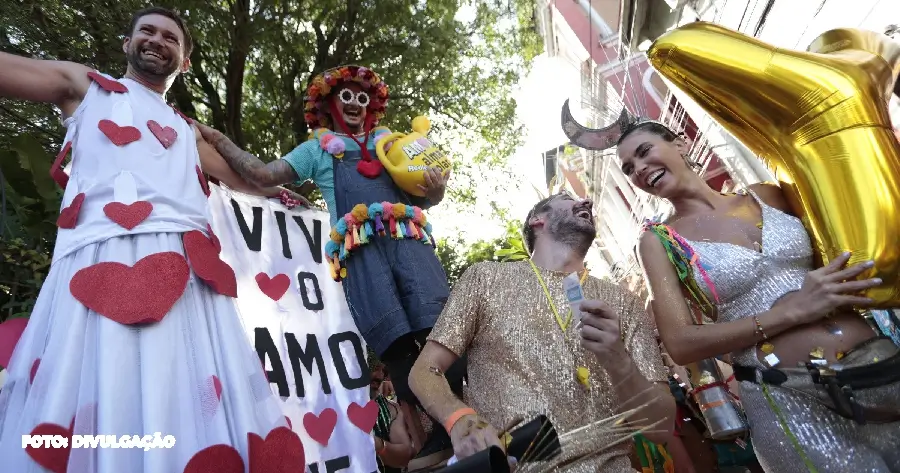 Pré-Carnaval no Rio de Janeiro: Confira a Lista de Blocos para o Final de Semana! Este final de semana no Rio de Janeiro promete ser repleto de folia pré-carnavalesca, com cerca de 90 blocos agitando as ruas da cidade. A diversidade de opções permite que os foliões escolham entre diferentes estilos e localidades. Abaixo, destacamos alguns dos blocos que desfilarão no sábado e domingo: Sábado, 3 de Fevereiro: Chora Me Liga (Centro) Concentração: Centro Cultural Banco do Brasil (CCBB) Início: 8h Fim: 12h Céu Na Terra (Santa Teresa) Concentração: R. Alm. Alexandrino Início: 8h Fim: 13h Imaginou? Agora Amassa (Leblon) Concentração: R. José Linhares, 245 Início: 10h Fim: 14h Pérola da Guanabara (Paquetá) Concentração: Paquetá, Rio de Janeiro Início: 14h Fim: 18h Bloco do Rock (Centro) Concentração: Praça Tiradentes Início: 19h Fim: 21h Domingo, 4 de Fevereiro: Cordão do Boitatá (Centro) Concentração: R. da Assembléia, 40a Início: 8h Fim: 13h Bloco da Favorita Homenageia Preta Gil (Centro) Concentração: Av. Pres. Antônio Carlos, 1 Início: 9h Fim: 12h Gigantes da Lira (Laranjeiras) Concentração: Laranjeiras, Rio de Janeiro Início: 10h Fim: 14h Suvaco de Cristo (Jardim Botânico) Concentração: R. Jardim Botânico, 594 Início: 10h Fim: 12h Fogo e Paixão (Centro) Concentração: Largo São Francisco de Paula Início: 10h Fim: 14h Empolga Às 9 (Ipanema) Concentração: Av. Vieira Souto, 370 Início: 11h Fim: 16h Me Perco Na Reta Me Acho Na Curva (Méier) Concentração: Praça Agripino Grieco Início: 13h Fim: 15h Foliões da Prainha (Saúde) Concentração: R. São Francisco da Prainha, 43 Início: 17h Fim: 22h Essa é apenas uma seleção. Consulte a lista completa para mais opções e detalhes sobre cada bloco. Aproveite o pré-carnaval com muita alegria e responsabilidade!