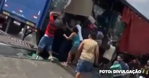 Cerveja de graça? Saque de carga movimenta Avenida Brasil no Rio