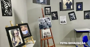 As alunas da Educação de Jovens e Adultos (EJA) da Escola Municipal Visconde de Sepetiba, em Nova Cidade, São Gonçalo, protagonizaram uma exposição fotográfica impactante intitulada "Elas Por Elas". Inspiradas pelo Dia Internacional da Mulher, as estudantes abordaram, por meio de imagens conceituais, as diversas formas de violência vivenciadas por mulheres ao longo de suas vidas. A exposição foi apresentada no auditório da Secretaria de Educação da Prefeitura de São Gonçalo, proporcionando uma reflexão significativa nesta data marcante. O projeto destacou as violências físicas, psicológicas e patrimoniais enfrentadas por mulheres. As alunas não apenas capturaram as imagens, mas também escolheram os temas e as formas de abordá-los, resultando em um trabalho artístico autêntico. Viviane Goulart, professora de artes da escola, ressaltou a importância de trazer à luz a realidade enfrentada por muitas mulheres: "Nós queríamos mesmo colocar no foco a realidade, mostrar que essas coisas acontecem com muitas pessoas, muito mais do que imaginamos. O nome da exposição partiu delas, assim como a ideia de que as mulheres precisam somar forças para se ajudarem, o que é nítido em algumas fotos. Elas trouxeram muito do que já viveram ou já viram familiares vivendo, eu achei isso formidável." Diante do impacto das imagens, Ticiane Vinhaes, subsecretária de Ações Pedagógicas, reconheceu a profundidade e sensibilidade do trabalho artístico, possibilitando a exposição na Secretaria de Educação. A visitação, aberta ao longo do dia, permitiu que funcionários e visitantes se envolvessem e refletissem sobre a temática. "Um trabalho tão sensível e potente como este não poderia ficar exposto apenas na escola. As alunas da EJA fizeram um trabalho artístico lindo a respeito de uma realidade muito difícil. Todo mundo que entrou para ver ficou impactado com o trabalho", afirmou a subsecretária
