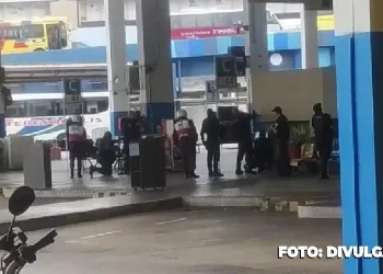 Tensão na Rodoviária: Homem Armado Assusta Passageiros