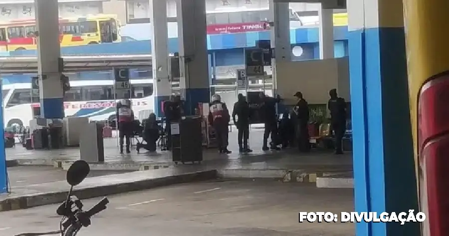 Tensão na Rodoviária: Homem Armado Assusta Passageiros