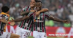 Em uma virada espetacular, o Fluminense deixou para trás os fantasmas do passado e conquistou a Recopa Sul-Americana diante da LDU. Após uma derrota por 1 a 0 no jogo de ida, o tricolor carioca reverteu a situação com uma vitória por 2 a 0 no Maracanã, na noite de quinta-feira. John Arias, o herói da noite, marcou os dois gols que garantiram o título no tempo normal. O jogo começou sob o domínio do Fluminense, que buscou a iniciativa, controlando a posse de bola e pressionando no ataque. Apesar das tentativas aéreas, a defesa da LDU resistiu, fazendo cera e cometendo muitas faltas. Contudo, no segundo tempo, as substituições de Fernando Diniz, incluindo John Kennedy, Renato Augusto, Douglas Costa, e Marcelo, mudaram o rumo da partida. Arias, o destaque tricolor, abriu o placar aos 30 minutos com uma assistência precisa de Samuel. Mesmo com a expulsão de John Kennedy, o Fluminense continuou pressionando. Aos 41 minutos, Renato Augusto sofreu pênalti, convertido magistralmente por Arias. O árbitro deu 6 minutos de acréscimos, mas a sólida defesa do time de Diniz suportou bem, enquanto a LDU pouco ameaçou. Com a vitória, o Fluminense não apenas conquistou a Recopa Sul-Americana, mas também dissipou o 'fantasma' que pairava desde 2008. Naquela época, a LDU, no mesmo Maracanã, levou os principais títulos continentais - a Libertadores e a Copa Sul-Americana - deixando agora o tricolor carioca com a redenção merecida. O Fluminense, comandado por Fernando Diniz, escreveu um novo capítulo glorioso em sua história no cenário sul-americano.