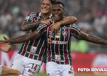 Em uma virada espetacular, o Fluminense deixou para trás os fantasmas do passado e conquistou a Recopa Sul-Americana diante da LDU. Após uma derrota por 1 a 0 no jogo de ida, o tricolor carioca reverteu a situação com uma vitória por 2 a 0 no Maracanã, na noite de quinta-feira. John Arias, o herói da noite, marcou os dois gols que garantiram o título no tempo normal. O jogo começou sob o domínio do Fluminense, que buscou a iniciativa, controlando a posse de bola e pressionando no ataque. Apesar das tentativas aéreas, a defesa da LDU resistiu, fazendo cera e cometendo muitas faltas. Contudo, no segundo tempo, as substituições de Fernando Diniz, incluindo John Kennedy, Renato Augusto, Douglas Costa, e Marcelo, mudaram o rumo da partida. Arias, o destaque tricolor, abriu o placar aos 30 minutos com uma assistência precisa de Samuel. Mesmo com a expulsão de John Kennedy, o Fluminense continuou pressionando. Aos 41 minutos, Renato Augusto sofreu pênalti, convertido magistralmente por Arias. O árbitro deu 6 minutos de acréscimos, mas a sólida defesa do time de Diniz suportou bem, enquanto a LDU pouco ameaçou. Com a vitória, o Fluminense não apenas conquistou a Recopa Sul-Americana, mas também dissipou o 'fantasma' que pairava desde 2008. Naquela época, a LDU, no mesmo Maracanã, levou os principais títulos continentais - a Libertadores e a Copa Sul-Americana - deixando agora o tricolor carioca com a redenção merecida. O Fluminense, comandado por Fernando Diniz, escreveu um novo capítulo glorioso em sua história no cenário sul-americano.