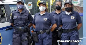 A Guarda Municipal de São Gonçalo emerge como uma peça fundamental no quebra-cabeça da segurança pública da cidade. Ao fechar o primeiro bimestre deste ano, a corporação apresenta números expressivos e resultados tangíveis de sua atuação proativa e eficiente. O aumento significativo na demanda de serviços prestados pela Guarda Municipal, especialmente em fevereiro, reflete a crescente integração da corporação com a Central de Segurança de São Gonçalo (CSSG). Sobretudo durante a madrugada, por meio de rondas noturnas, e através de uma colaboração estreita com outras secretarias municipais, a Guarda Municipal respondeu prontamente a uma ampla gama de ocorrências. Comparando os meses de janeiro e fevereiro de 2023 com os mesmos meses de 2024, observa-se um aumento de 56% no número de ordens de serviço recebidas pela Guarda Municipal. Esse aumento está diretamente relacionado à presença constante da corporação nas ruas da cidade, atendendo às demandas emergenciais da população e colaborando em diversas frentes. Um dos destaques do mês de fevereiro foi o número significativo de prisões realizadas pela Guarda Municipal. Especialmente no que diz respeito a delitos cometidos durante a madrugada, como furtos de cabos e materiais elétricos, a corporação agiu de forma rápida e eficaz. No total, foram 28 prisões realizadas em fevereiro, um salto considerável em relação às quatro prisões registradas em janeiro. Uma das ocorrências mais marcantes ocorreu em 11 de fevereiro, quando a Guarda Municipal conseguiu recuperar cerca de uma tonelada de fios de cobre que estavam sendo furtados na Rua Jovelino de Oliveira Viana, no bairro Alcântara. Essa ação exemplifica o compromisso da corporação em combater ativamente a criminalidade e proteger os interesses da comunidade. Além do aumento na efetividade operacional, a Guarda Municipal também se beneficiou de investimentos recentes em sua infraestrutura. Em fevereiro deste ano, a corporação recebeu duas novas viaturas dedicadas ao patrulhamento das Áreas de Proteção Ambiental (APAs) de Estâncias de Pendotiba e do Engenho Pequeno. Esses veículos, adquiridos por meio do Fundo Municipal de Meio Ambiente, fortalecem a capacidade de resposta da Guarda Municipal a ocorrências ambientais e contribuem para a preservação do meio ambiente local. Assim, a Guarda Municipal de São Gonçalo continua a se destacar como um pilar fundamental da segurança pública da cidade. Seu compromisso com a proteção da comunidade e a manutenção da ordem pública é evidente em suas ações diárias, demonstrando sua importância na promoção de um ambiente seguro e pacífico para todos os cidadãos.
