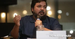 de 45 nacionalidades, o Smart City Expo Curitiba é um ponto de encontro global para compartilhar conhecimentos e ideias. Entre os participantes está Fernando Stern, coordenador de Comunicação Digital e Relacionamento com o Cidadão, que estará presente no painel "Reforçando a Gestão Urbana: como as Cidades Inteligentes podem se beneficiar das tecnologias de ponta?", agendado para quinta-feira (21), às 9h30, no Centro de Eventos Positivo, no Parque Barigui. Por meio da gestão de canais digitais e integração de pontos de atendimento ao cidadão, Niterói tem sido capaz de ouvir as demandas de dezenas de milhares de pessoas anualmente, proporcionando um espaço para sugestões e acesso a serviços públicos e direitos. Esse processo envolve uma ampla equipe de servidores e diversos órgãos e departamentos da prefeitura. "Niterói possui uma rica tradição de mobilizações sociais e instituições inovadoras de participação popular. Cerca de 10 anos atrás, começamos uma estratégia nas redes sociais, abrindo canais para receber demandas e sugestões da população em tempo real, sem a interferência da burocracia tradicional. Em colaboração com o Colab, desenvolvemos esse trabalho, transformando-o em um caso de sucesso reconhecido nacional e internacionalmente como uma experiência exemplar de governo digital e gestão colaborativa", destaca Stern. O evento, que acontece de 20 a 22 de março, abordará diversos temas, incluindo Cidades Sustentáveis e Mudanças Climáticas, Espaços Públicos e Requalificação Urbana, Cidadãos Digitais e Governança, Inovação e Transformação Digital, Tecnologia & Negócios Disruptivos e Tomorrow Mobility. Reunirá representantes do setor público, empresas, universidades e sociedade civil para debater maneiras de reinventar as cidades, tornando-as mais sustentáveis e eficientes por meio de soluções tecnológicas.