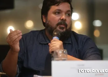 de 45 nacionalidades, o Smart City Expo Curitiba é um ponto de encontro global para compartilhar conhecimentos e ideias. Entre os participantes está Fernando Stern, coordenador de Comunicação Digital e Relacionamento com o Cidadão, que estará presente no painel "Reforçando a Gestão Urbana: como as Cidades Inteligentes podem se beneficiar das tecnologias de ponta?", agendado para quinta-feira (21), às 9h30, no Centro de Eventos Positivo, no Parque Barigui. Por meio da gestão de canais digitais e integração de pontos de atendimento ao cidadão, Niterói tem sido capaz de ouvir as demandas de dezenas de milhares de pessoas anualmente, proporcionando um espaço para sugestões e acesso a serviços públicos e direitos. Esse processo envolve uma ampla equipe de servidores e diversos órgãos e departamentos da prefeitura. "Niterói possui uma rica tradição de mobilizações sociais e instituições inovadoras de participação popular. Cerca de 10 anos atrás, começamos uma estratégia nas redes sociais, abrindo canais para receber demandas e sugestões da população em tempo real, sem a interferência da burocracia tradicional. Em colaboração com o Colab, desenvolvemos esse trabalho, transformando-o em um caso de sucesso reconhecido nacional e internacionalmente como uma experiência exemplar de governo digital e gestão colaborativa", destaca Stern. O evento, que acontece de 20 a 22 de março, abordará diversos temas, incluindo Cidades Sustentáveis e Mudanças Climáticas, Espaços Públicos e Requalificação Urbana, Cidadãos Digitais e Governança, Inovação e Transformação Digital, Tecnologia & Negócios Disruptivos e Tomorrow Mobility. Reunirá representantes do setor público, empresas, universidades e sociedade civil para debater maneiras de reinventar as cidades, tornando-as mais sustentáveis e eficientes por meio de soluções tecnológicas.