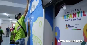 Projeto valoriza arte urbana e transforma cidade com grafiteiros locais As cores invadiram São Gonçalo, a cidade que é considerada o berço do grafite no Estado do Rio de Janeiro, e deram lugar a lindas obras de arte a céu aberto assinadas por artistas gonçalenses. Através do Cidade Ilustrada, projeto desenvolvido pela Secretaria de Desenvolvimento Econômico da Prefeitura de São Gonçalo, dezenas de grafiteiros locais estão assinando artes que vêm transformando a cidade. “O projeto Cidade Ilustrada tem sido desenvolvido com êxito na nossa cidade. Grafiteiros estão deixando sua marca através de um projeto da Prefeitura. E como forma de manter esse incentivo, em breve, a Secretaria de Desenvolvimento Econômico vai promover curso de formação para grafiteiros. Com isso, vamos conseguir ampliar o número de artistas no projeto”, afirmou o secretário de Desenvolvimento Econômico, Eugênio Abreu. Em São Gonçalo, o projeto Cidade Ilustrada deu incentivo e oportunidades para diversos artistas gonçalenses. O projeto foi criado ainda no primeiro ano da gestão do prefeito Capitão Nelson, onde o próprio idealizou o Cidade Ilustrada após receber um grupo de grafiteiros da cidade em seu gabinete. Na ocasião, foi pensando em um projeto que proporcionasse um ambiente agradável, além de conscientizar a população sobre a necessidade de conservar o local, melhorando o aspecto da cidade. Foi convidado para realizar a curadoria do Cidade Ilustrada o artista gonçalense Marcelo Eco, conhecido por seu talento com artes estampadas pelo mundo e em diversos pontos de São Gonçalo, como as fachadas do Teatro Municipal e da Casa das Artes; no monumento de 140m² na Praça Dr Luiz Palmier (Praça da Marisa); e na Área de Proteção Ambiental (APA) Estâncias de Pendotiba, em Maria Paula. “Recebi o convite do prefeito Capitão Nelson para fazer parte da curadoria e direção de arte do projeto. Fiquei extremamente feliz pois o Cidade Ilustrada é uma oportunidade proporcionada pela Prefeitura que nunca foi pensada por gestões anteriores. Eu tive que sair da minha cidade para poder buscar oportunidades fora. Esse projeto é um sonho que eu sempre tive desde a época em que iniciei no grafite”, disse o artista Marcelo Eco, diretor de arte e curador do projeto. Em cada local escolhido para receber as pinturas do projeto, o curador Marcelo Eco busca referências locais para incrementar o produto final. “Durante o processo de pesquisa para a elaboração do projeto, procuro os agentes locais para ajudar nessa composição, comerciantes ou moradores que já vivem há bastante tempo no local. Vou configurando os desenhos e os artistas que vão assinar o grafite, mas o mais importante do Cidade Ilustrada é que os grafiteiros não vão copiar um desenho que separei, mas sim criar com seu estilo próprio, em cima daquela arte, justamente para poder preservar o trabalho de cada artista, o que pode servir também para um portfólio deles”, enfatizou Marcelo. Atualmente, o projeto conta com cerca de 15 artistas, que estão transformando a cidade em um verdadeiro painel de arte. “O Cidade Ilustrada dá uma visibilidade muito grande para nós artistas, que fazemos parte do projeto. Inclusive, a gente acaba sendo convidado por outras empresas para fazer um trabalho extra. Eu acho que valoriza muito a gente como artista também”, destacou Siri do Muro, um dos grafiteiros que compõem o Cidade Ilustrada. O trabalho chama a atenção de quem passa diariamente por diversos pontos da cidade, como os viadutos de Maria Paula, Santa Luzia, Tribobó, Colubandê, Jardim Catarina e Marambaia, as passarelas do Coelho e do Arsenal, os paredões de Alcântara e da Praia das Pedrinhas, o Ecoponto do Barro Vermelho e o Centro de Atendimento Veterinário Municipal (Cavem), no Alcântara. O Cidade Ilustrada pode ser visto também nas praças reformadas através do programa “Praça Renovada”, que é desenvolvido pela Secretaria de Gestão Integrada e Projetos Especiais e vem sendo executado pela Secretaria de Conservação. Atualmente, os artistas estão pintando os muros da Secretaria de Educação, no bairro Mutondo, com artes que buscam retratar o que é ser criança, através de desenhos que mostram momentos que vão do estudo até brincadeiras lúdicas. Os grafiteiros também estão finalizando os desenhos nas salas de atendimento do Pronto Socorro Infantil Darcy Vargas (PSI), no Zé Garoto, que também foi contemplado com artes que buscam dar mais cor ao ambientes para que as crianças se sintam mais à vontade durante o acolhimento médico.