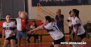 Os Jogos Escolares de São Gonçalo (JESG) estão com as inscrições abertas para sua XXVI Edição, promovida pela Secretaria de Esporte e Lazer e pela Fundação de Artes, Esporte e Lazer da Prefeitura. Neste ano, os estudantes terão a oportunidade de competir em oito modalidades: futsal, handebol, vôlei, basquete, queimada, kickboxing, judô e natação, abertas para as categorias de 12 a 17 anos, tanto para meninos quanto para meninas. As escolas interessadas devem apresentar um ofício de confirmação de participação e um segundo ofício indicando as modalidades desejadas. A competição está aberta a instituições das redes estadual, municipal e particular. A cerimônia de abertura está marcada para o dia 17 de abril, às 13h30, no Embaixadores Social Clube, no bairro Camarão. A expectativa é de uma celebração animada com a participação de atletas, estudantes e amantes do esporte na região. As inscrições para os Jogos Escolares de São Gonçalo podem ser realizadas até o dia 4 de abril, de segunda a sexta-feira, das 9h às 17h, na sede da Secretaria de Esporte e Lazer, localizada na Rua Maria Fonseca, número 60, bairro Camarão (Embaixadores Social Clube).