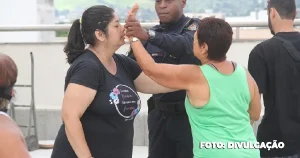 **Empoderamento e Resiliência: Celebrando as Conquistas Femininas em São Gonçalo** Ao longo desta quinta-feira (7), diversas ações marcaram as celebrações pelo Dia Internacional da Mulher em São Gonçalo, refletindo o compromisso da cidade em promover a igualdade de gênero e reconhecer o papel fundamental das mulheres na comunidade. Pela manhã, o evento que se destacou foi a aula de defesa pessoal no Pátio Alcântara. Dezenas de mulheres participaram ativamente, aprendendo técnicas que visam aumentar sua segurança e autonomia. A presença de Fabiana Portugal, professora de karatê e integrante da Guarda Municipal, trouxe expertise e inspiração para as participantes, reforçando a importância do conhecimento em autodefesa. O evento não se limitou apenas ao aspecto físico, mas também proporcionou momentos de relaxamento e mimos para as mulheres. Kits confeccionados por artesãs locais foram distribuídos, enquanto massoterapeutas especializados ofereciam sessões de massagem, promovendo não apenas a segurança, mas também o bem-estar das participantes. Na parte da tarde, o projeto "Lidera Mulher" foi homenageado, reconhecendo o esforço e dedicação das mulheres envolvidas na busca pela autonomia e fortalecimento do empreendedorismo feminino. A parceria com o Sebrae tem sido fundamental, proporcionando capacitação e suporte para que essas mulheres desenvolvam seus negócios com sucesso. O compromisso de São Gonçalo em criar uma comunidade inclusiva e empoderada para todas as mulheres foi evidenciado nessas iniciativas. Ao capacitar as mulheres para a autodefesa, promover o empreendedorismo feminino e reconhecer suas conquistas, a cidade está dando passos significativos em direção a um futuro onde todas as mulheres se sintam valorizadas, seguras e capazes de alcançar seus objetivos. Estas celebrações não são apenas eventos pontuais, mas sim um reflexo do comprometimento contínuo de São Gonçalo em construir uma sociedade mais justa e igualitária. Ao destacar as conquistas e desafios enfrentados pelas mulheres, a cidade reforça a importância da união e resiliência feminina na construção de um futuro mais equitativo para todos.