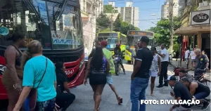 Desespero nas ruas: Homem causa caos ao se jogar embaixo de ônibus em Niterói