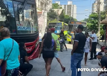Desespero nas ruas: Homem causa caos ao se jogar embaixo de ônibus em Niterói