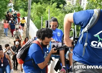 A participação de Carolina Mourão, uma jovem de 26 anos residente no bairro do Caramujo, no Programa Ecotur Sem Barreiras, revela a importância do turismo inclusivo em Niterói. Portadora de Encefalopatia Crônica da Infância e Deficiência Intelectual Leve (ECI), Carolina teve a oportunidade de vivenciar momentos únicos ao explorar a Ilha da Boa Viagem pela primeira vez na última sexta-feira (19). Acompanhada por uma equipe de monitores da Neltur, profissionais da Secretaria de Acessibilidade e condutores da cadeira especial Julietti, Carolina e os demais participantes desfrutaram de uma tarde marcada por descobertas e emoções. A expressão de felicidade de Carolina ao chegar ao Fortim, onde se sentiu como uma princesa, reflete o impacto positivo dessas iniciativas na vida das pessoas com deficiência. O presidente da Neltur, André Bento, destacou a importância de promover o turismo acessível, garantindo que todos os cidadãos, independentemente de suas limitações, tenham a oportunidade de desfrutar das belezas naturais e culturais de Niterói.