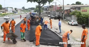 Nesta terça-feira (9), São Gonçalo testemunhou a inauguração das obras na Avenida Bispo Dom João da Mata, localizada em Vista Alegre, às margens da RJ-104. O projeto, liderado pela Secretaria de Desenvolvimento Urbano, teve início com a pavimentação da via, seguida pela instalação de um abrigo de ônibus pela equipe da Secretaria de Transportes. O prefeito Capitão Nelson supervisionou de perto a aplicação do novo asfalto na região. Ele expressou sua satisfação com o progresso das obras, destacando seu impacto positivo na comunidade local. "Essa é uma demanda antiga de nossos cidadãos. Essas melhorias não apenas facilitarão o tráfego, mas também tornarão a vida mais confortável para quem utiliza o transporte público e para todos que transitam por essa área", declarou. Os residentes locais elogiaram as melhorias, lembrando das dificuldades enfrentadas anteriormente com o asfalto danificado. "Essa área costumava ter muitos buracos. Após anos de negligência, finalmente vemos mudanças significativas. Moro aqui há décadas e nunca vi uma transformação tão positiva. Agora, com o novo asfalto e o abrigo de ônibus, podemos esperar pelo transporte público com muito mais conforto", disse Maria Silva, moradora há mais de 30 anos. Além de melhorar o fluxo de tráfego, o projeto visa facilitar o acesso à Unidade Municipal de Pronto Atendimento (UMPA) de Santa Luzia. Uma faixa de sentido único em direção à rodovia está sendo construída para esse fim. Embora as intervenções na área ainda estejam em andamento, a comunidade já percebe os benefícios tangíveis dessas melhorias.