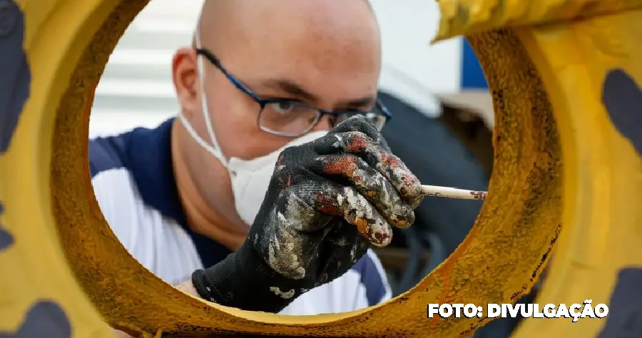 Artesanato com pneus descartados na Clínica da Família da Zona Oeste