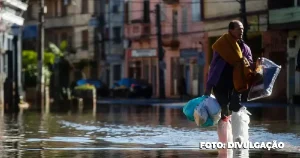 RS: Água deixa rastro de lama no bairro Menino Deus