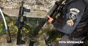 PM prende foragido e apreende fuzil em operação policial