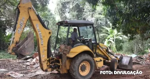 Gated remove construção irregular na região do Barroco, em Itaipuaçu