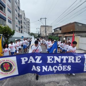 Alunos do Colégio de Aplicação Dom Elder Câmara realizam caminhada pela paz em São Gonçalo