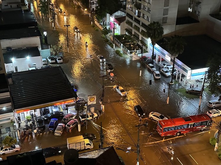 Av. Roberto Silveira esquina com Av. Sete de Setembro em Icaraí na noite de terça-feira (07), fevereiro de 2023. Arquivo.