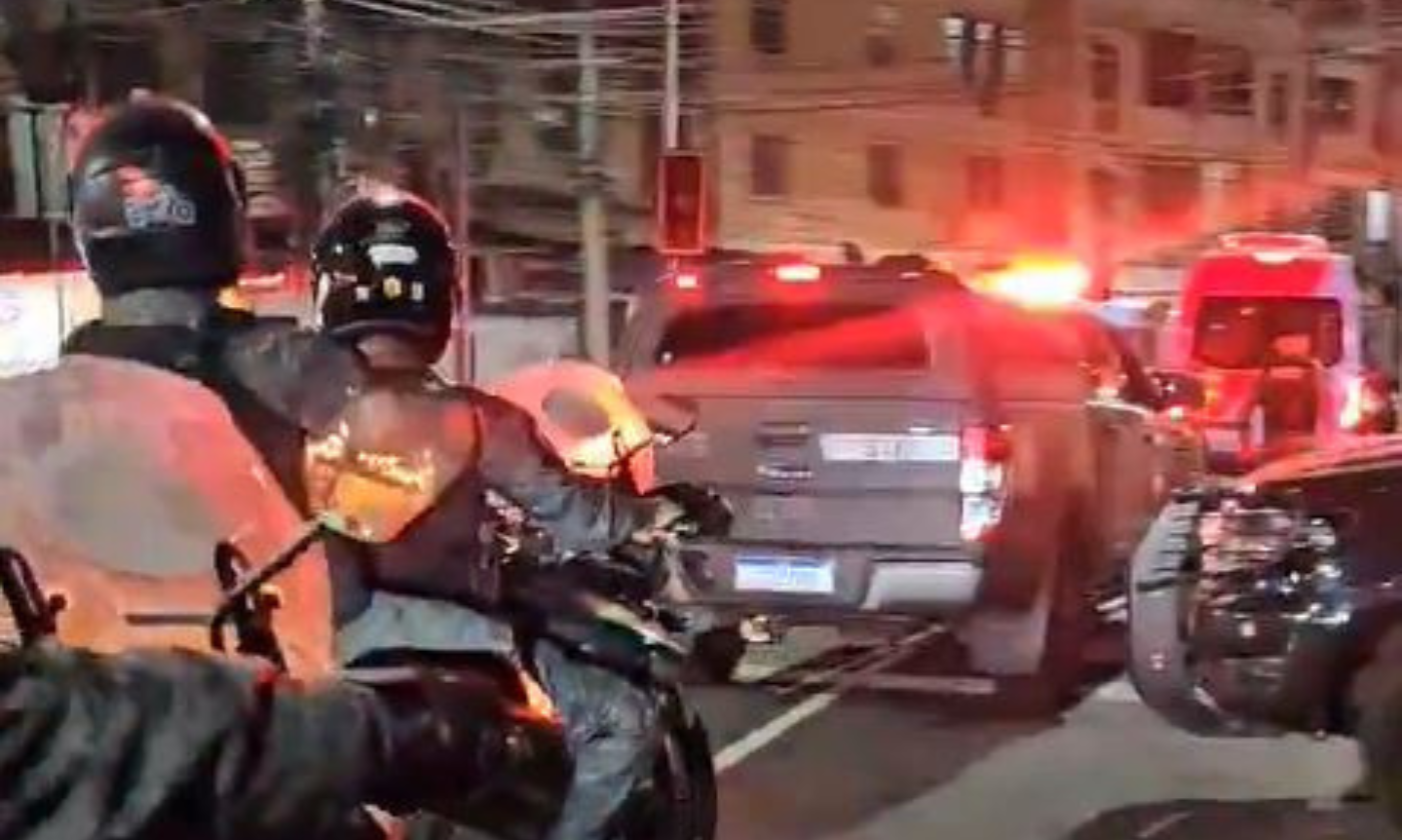 Criminoso sequestra van lotada e é preso na Avenida Brasil | Enfoco